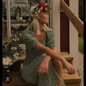 H&M ditsy floral puff sleeve dress